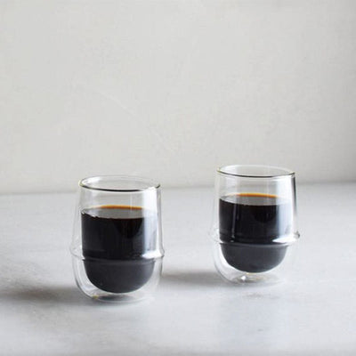 Le verre Kronos à double paroi de Kinto est une toute nouvelle interprétation de la beauté du verre. La double paroi permet de conserver votre précieux café ou espresso bien au chaud