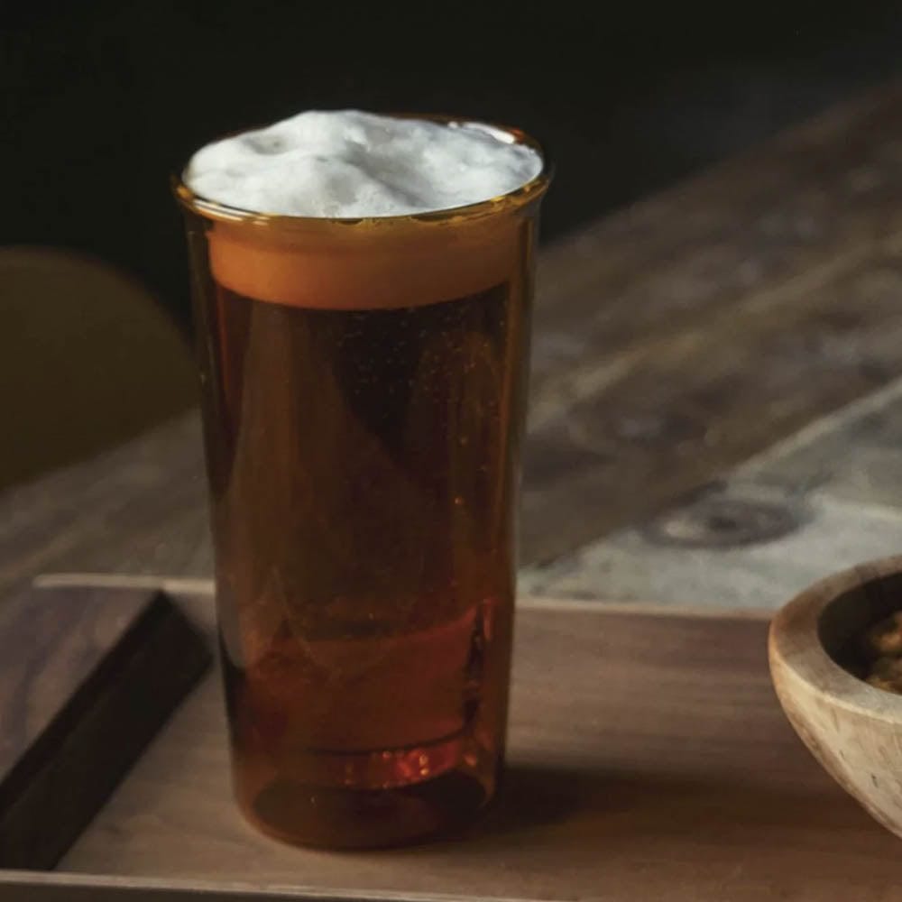 Le verre à double paroi Cast de KINTO est disponible en 3 tailles. la plus grande, la version 11.6 oz / 340 ml, est la taille et la forme idéale pour les sodas et les bières.