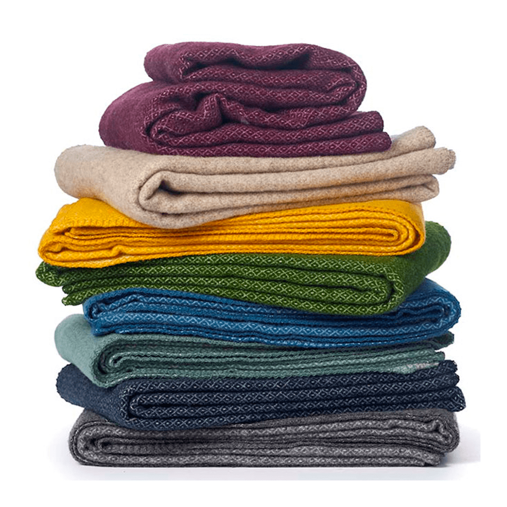 Klippan est une entreprise familiale qui a vu le jour en Suède en 1879 et qui est reconnu pour ses textiles pour maison. Selon la philosophie de Klippan, seules des fibres naturelles sont utilisées pour les produits tel que la laine pour sa jeté Peak.