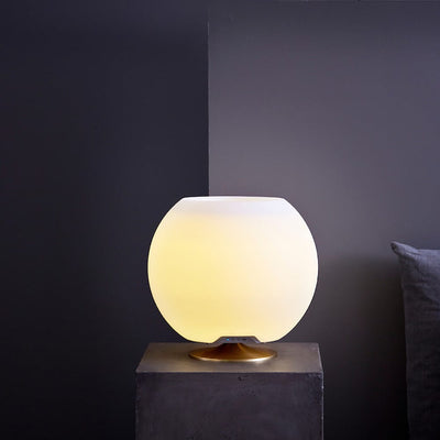 La lampe kooduu Sphere rehaussera définitivement votre décoration intérieure. Fabriqué en Europe, conçu au Danemark.
