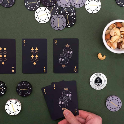 Voici un ensemble pour les grands joueurs de poker qui aiment avoir un jeu de luxe. Des cartes et des jetons noirs dans une belle boîte en bois. La classe, même si vous n'êtes pas à Las Vegas 