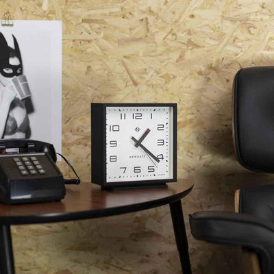 L'horloge Newgate Amp Mantel est de forme carrée avec un cadran arabe moderne. Connue sous le nom de "balayage silencieux" dans l'industrie, les aiguilles effectuent un mouvement de balayage constant plutôt qu'un tic-tac en escalier
