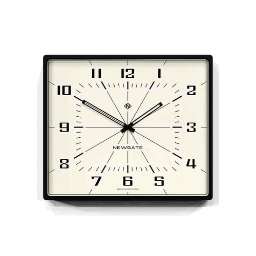 Ajoutez une touche rétro à votre décor avec Box Office de Newgate : une horloge murale au design Mid-century et au mécanisme silencieux.
