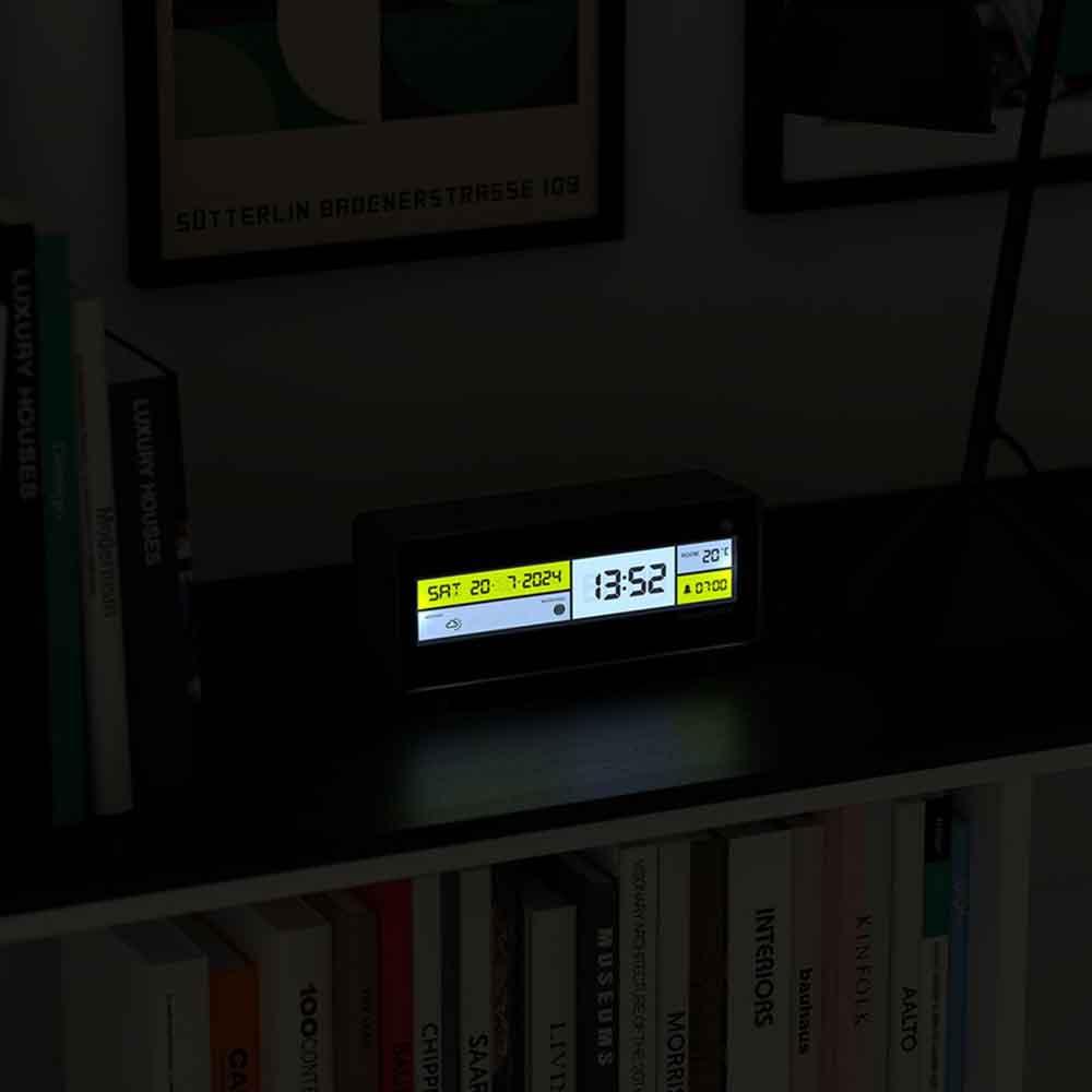 Le réveil rectangulaire noir Futurama, à écran LCD, de Newgate est doté d'un écran multifonctions dans une couleur élégante qui lui confère un style minimaliste très tendance.