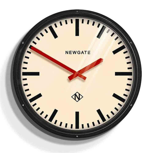 Ajoutez une touche de dynamisme à votre décor avec Metropolitan : une horloge surdimensionnée au design industriel, dotée d'aiguilles vives en métal rouge.