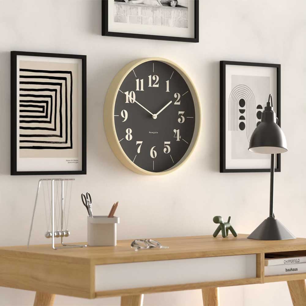 Idéale dans un intérieur contemporain ou moderne du milieu du siècle, la grande horloge murale Mr Clarke Hopscotch de Newgate crée un point focal audacieux dans la cuisine, le salon ou le bureau.
