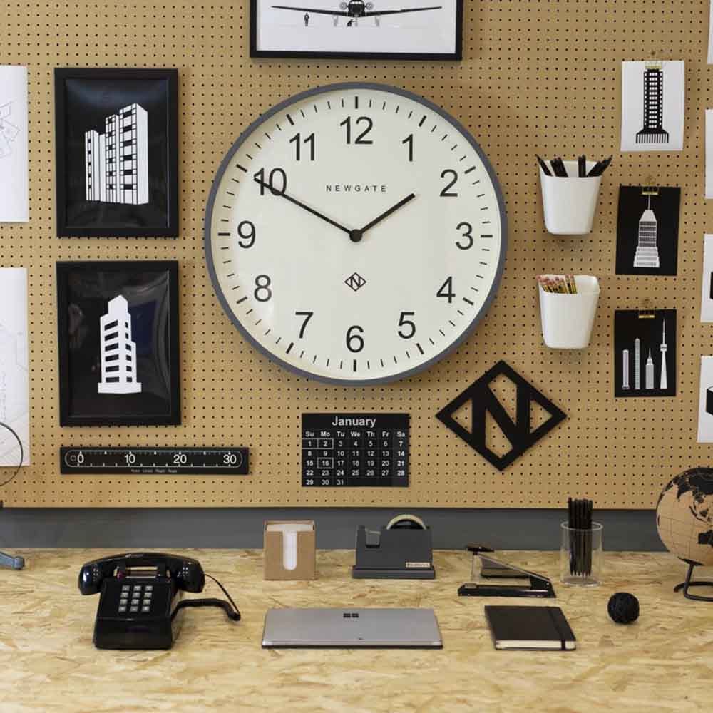 Newgate présente Professor, une horloge murale extra-large avec un boîtier moderne au fini mat et un cadran minimaliste surdimensionné