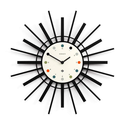 Plongez dans le charme rétro avec Stingray de Newgate : une horloge murale au design vintage, dotée d'un boîtier en acrylique et d'un cadran en aluminium filé, orné de rayons de soleil noirs ou blancs mats. Noir.