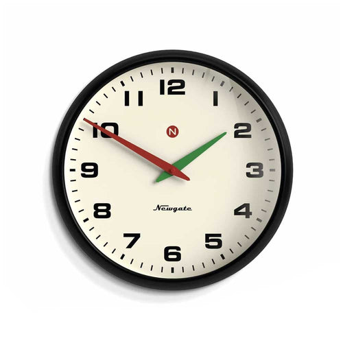 Plongez dans le passé avec Superstore de Newgate : une horloge murale inspirée des anciennes horloges de cuisine et d'épicerie, qui apporte une touche vintage authentique à votre intérieur.