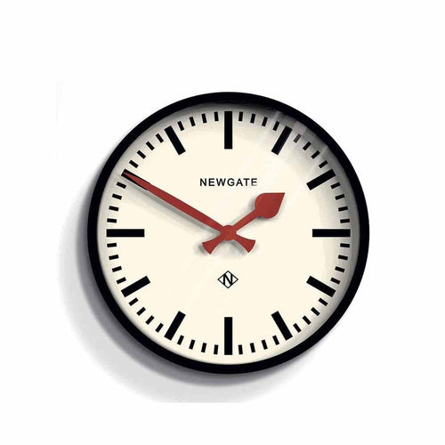 Voyagez dans le temps avec The Luggage de Newgate : une horloge murale inspirée des horloges de gares européennes, qui marie habilement charme rétro et esthétique intemporelle. Noir.