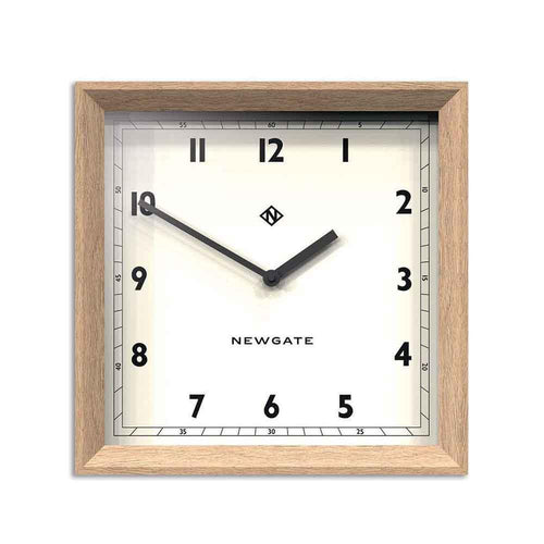Ajoutez une touche d'élégance moderne à votre intérieur avec The Old Joe de Newgate : une horloge murale au design épuré, conçue en bois massif et dotée d'un cadran contemporain et d'aiguilles minimalistes.