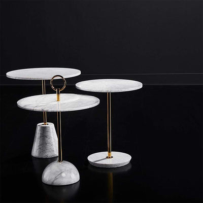 Explorez l'essence même du minimalisme avec la table d'appoint Aida de Nuevo. Ses deux rondelles de marbre de Carrera créent un contraste visuel saisissant pour une pièce de référence dans sa simplicité.