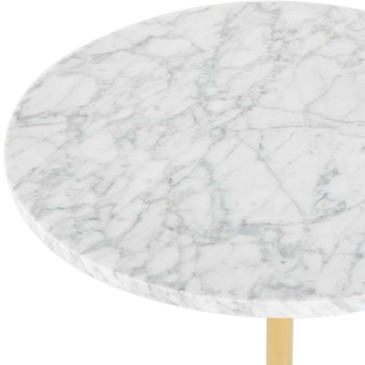 Succombez à l'esthétique épurée de la table d'appoint Aida de Nuevo. Chaque pièce de marbre est expertement sélectionnée pour ses motifs uniques, ajoutant une touche de caractère à cette pièce minimaliste et polyvalente.