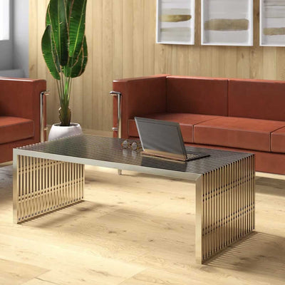 La table à café Amici est un exemple frappant de minimalisme dynamique et articulé. Le cadre en acier inoxydable brossé transmet une esthétique linéaire, d'une modernité et d'une texture uniques.