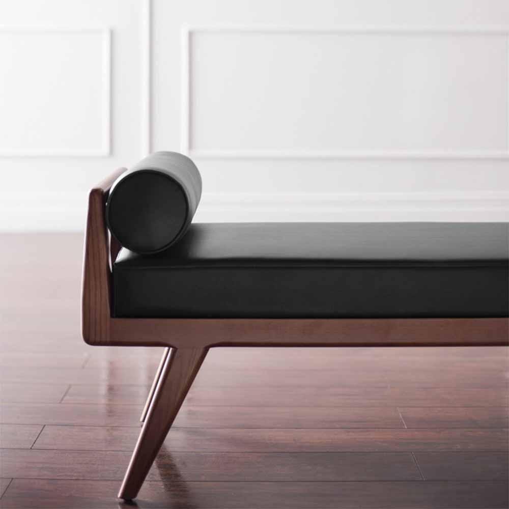 L'esthétique intemporelle du banc Ava, avec son cadre en noyer teinté frêne, rencontre la modernité du rembourrage en naugahyde noir. Confort et raffinement réunis en un seul meuble polyvalent.
