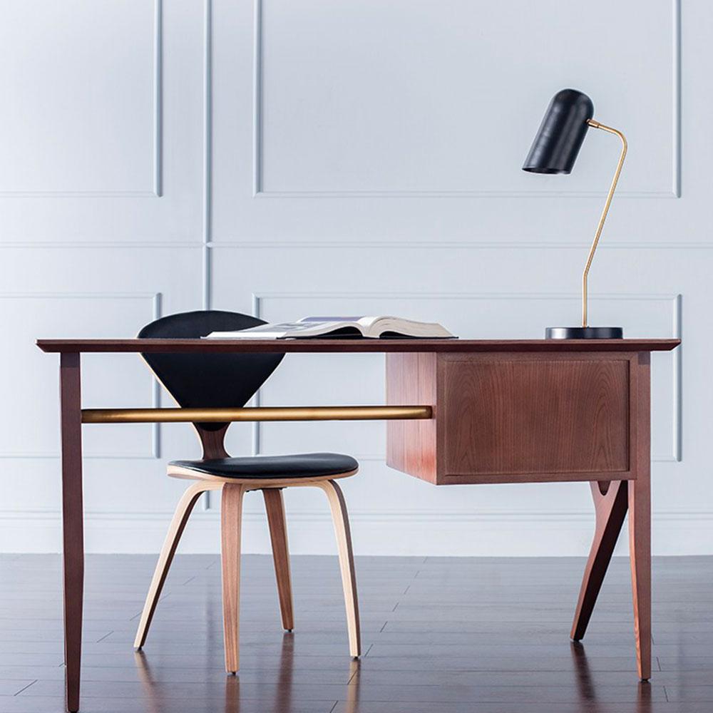 La lampe de table Caden par Nuevo se distingue par son design organique contemporain et son acier noirci contrastant avec des détails en laiton poli.