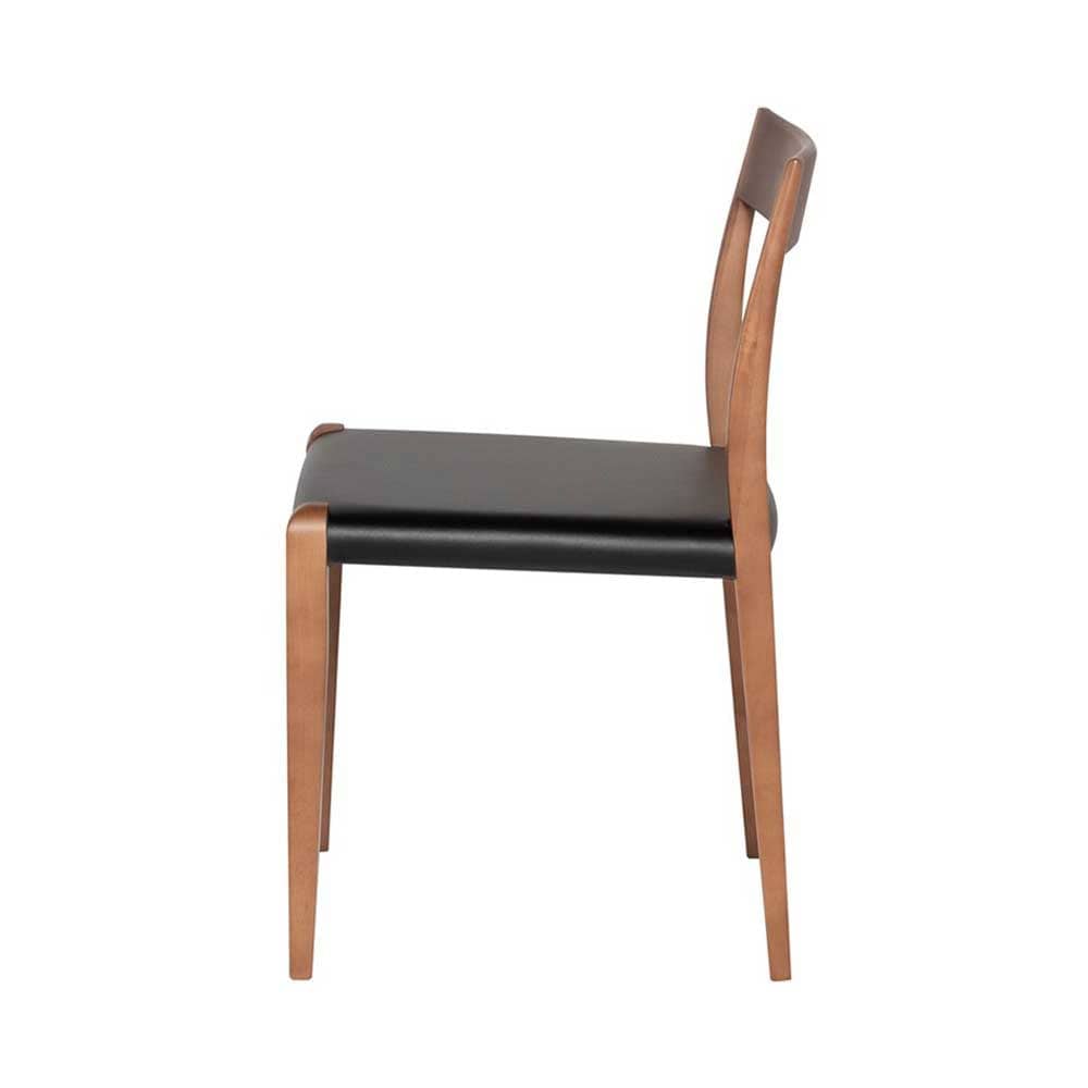 La chaise Ameri à cadre traditionnel en bois aux lignes fines et scandinaves. Les sièges rembourrés en cuir noir, simples et confortables, complètent l'esthétique épurée du cadre en bois.