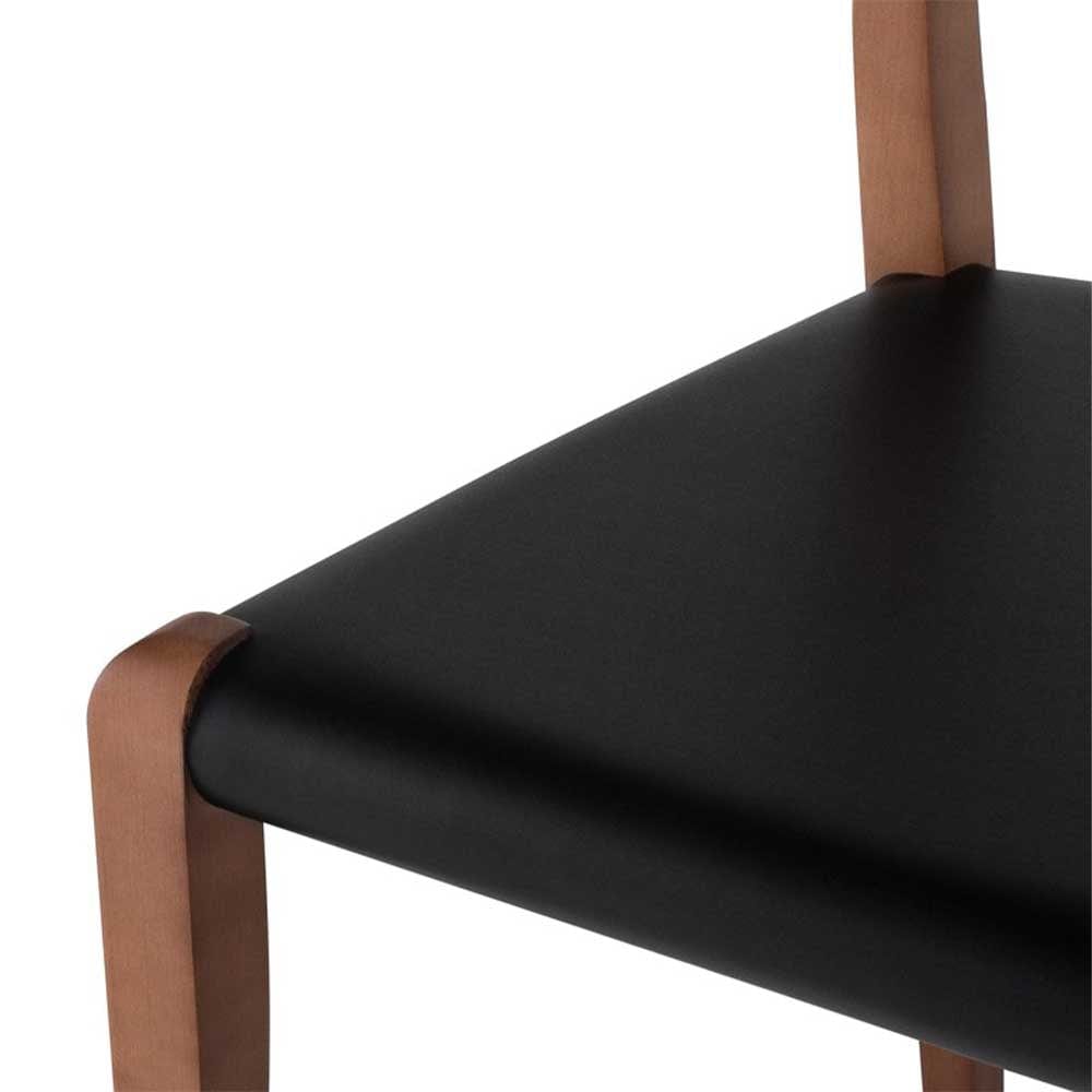 Offrez-vous le mariage parfait du bois massif et du cuir noir avec la chaise Ameri de Nuevo. Son design épuré apporte une touche de sophistication à votre salle à manger.