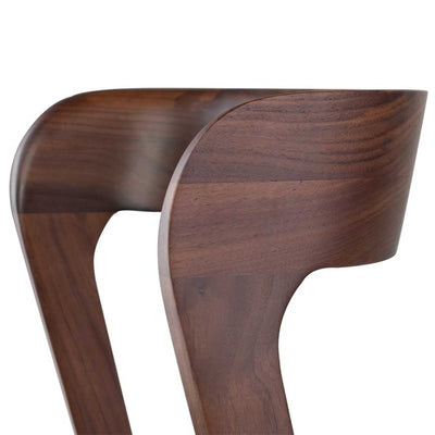 Sculptée organiquement, la chaise Bjorn marie fluidité et sophistication intemporelle, idéale pour repas ou travail.