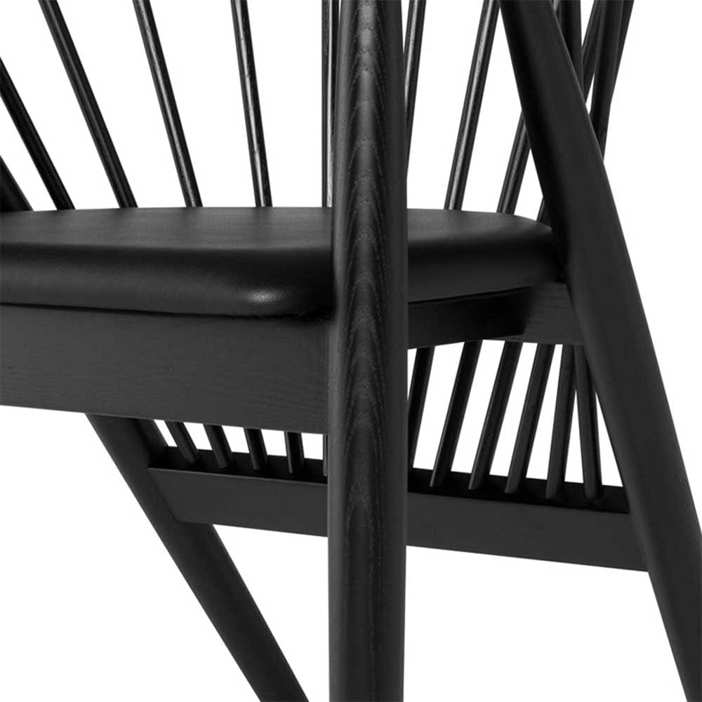 Offrez-vous le luxe de la chaise Danson. Son cadre en frêne teinté noyer et ses options d'assise personnalisables garantissent une expérience d'assise confortable et élégante.