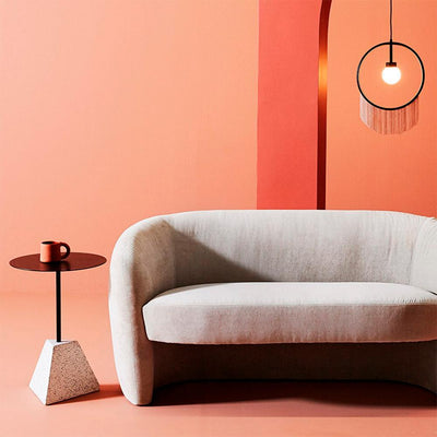 Adoptez le style rétro-chic avec le sofa 2 places Clémentine. Son dossier organique et son soutien optimal offrent une expérience de détente incomparable dans votre salon.