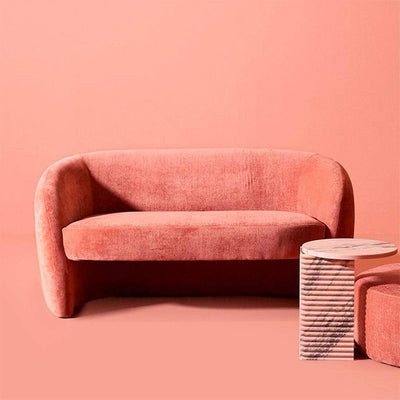 Créez une ambiance accueillante avec le sofa Clémentine. Son design galbé rappelant les années 50-60 ajoute une touche de fraîcheur et de modernité à votre espace de vie.