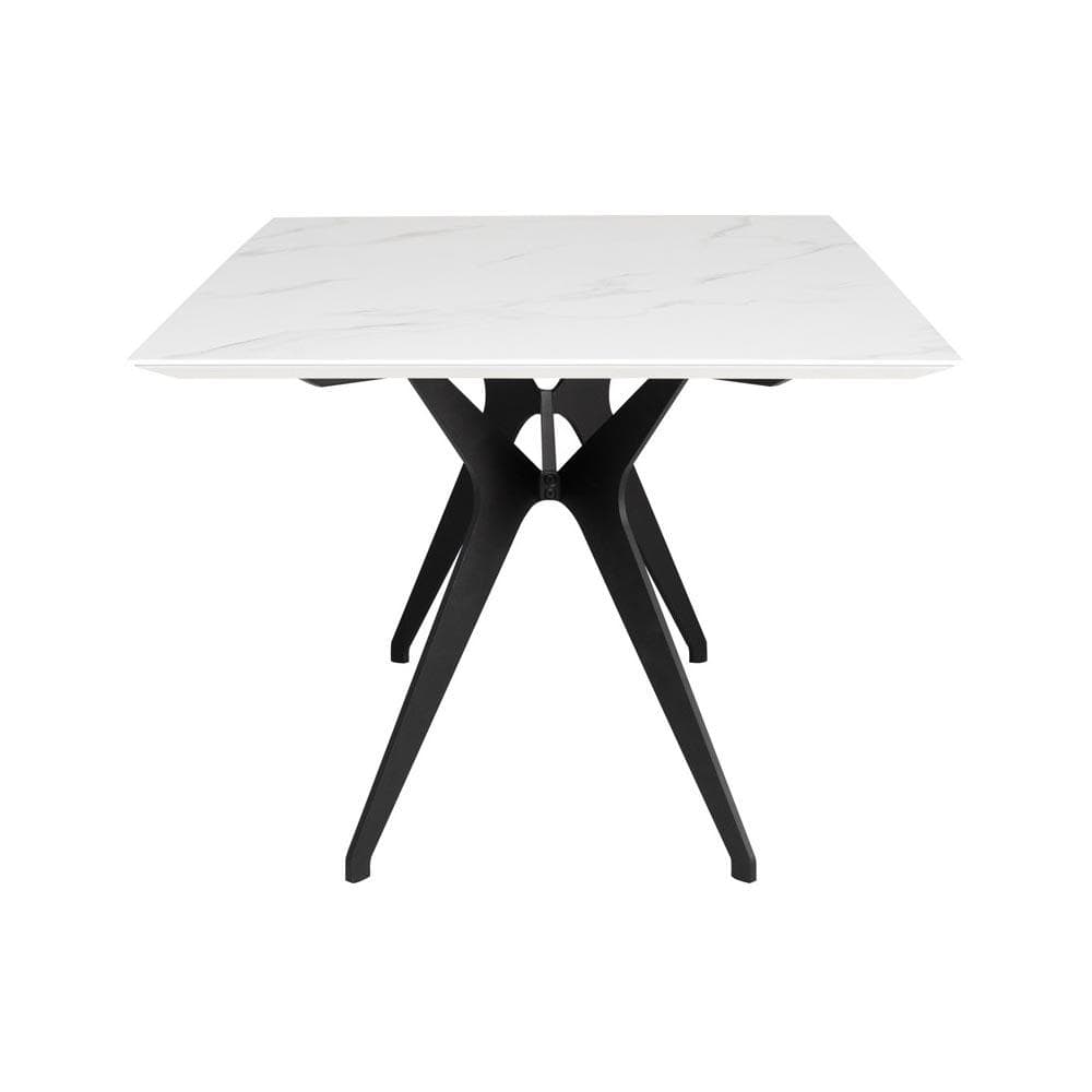 Élégante et moderne, la table Daniele de Nuevo attire le regard avec des pieds en acier noir et un plateau en céramique résistant ou en chêne chaleureux, parfaite pour une salle à manger sophistiquée.