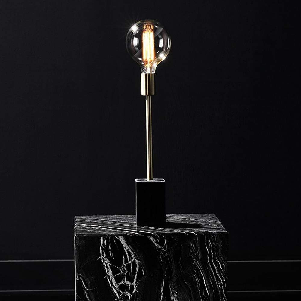 Lampe de table Ewen de Nuevo : mariage parfait entre modernisme et qualité, avec acier inoxydable brossé et marbre noir.
