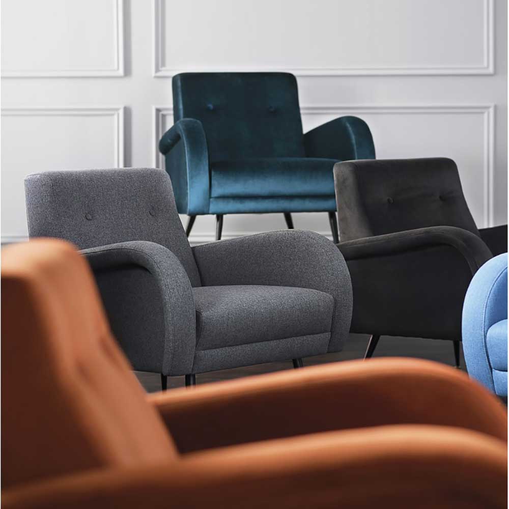 Grand et audacieux, le fauteuil Hugo de Nuevo mélange les matériaux comme les proportions. L'assise du fauteuil, enveloppé dans un luxueux tissu en velours, respire le confort et le style, soutenu par des pieds en acier noir.