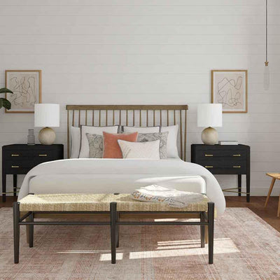 Le lit Queen Jessika de Nuevo, inspiré du design Shaker, allie simplicité et élégance avec une tête de lit ornée de goujons et une construction robuste en peuplier américain massif.