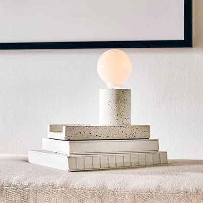 Découvrez la lampe de table Gloria : une explosion de joie avec sa base ludique en terrazzo, parfaite pour égayer votre intérieur.