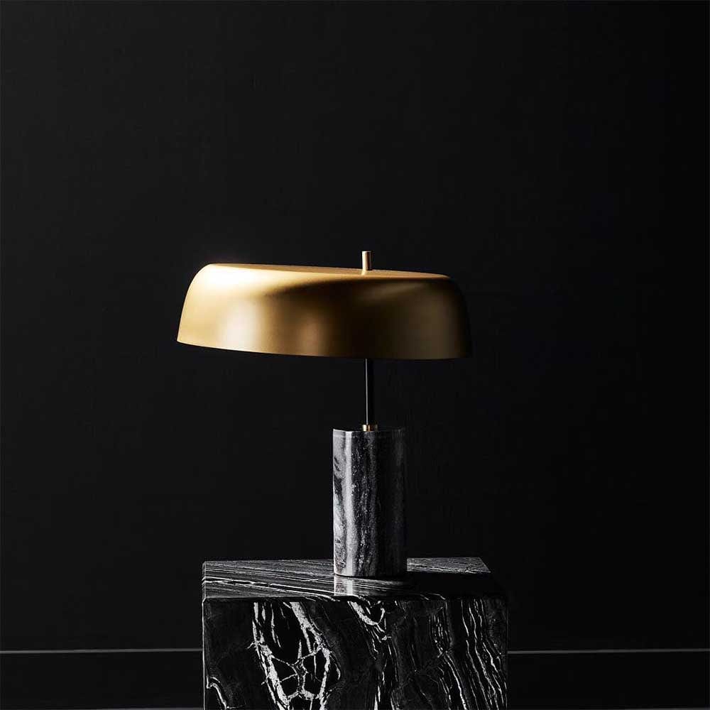 Découvrez la lampe de table Maddox : une esthétique sculpturale alliant marbre noir et laiton mat pour un design luxueux et moderne.