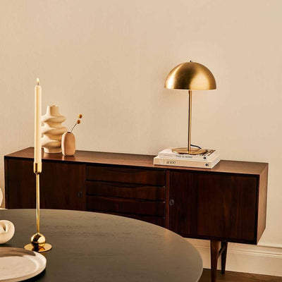 La lampe de table Rocio est dotée d'un luminaire en forme de demi-sphère et d'une finition mate moderne.