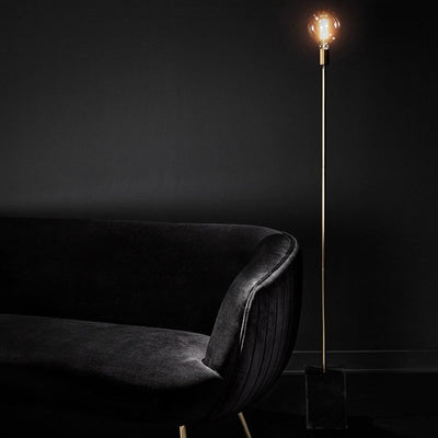 Découvrez la lampe sur pied Slim de Nuevo : esthétique minimaliste verticale, fusionnant modernisme épuré et matériaux exquis comme le laiton brossé, l'acier inoxydable et le marbre noir.