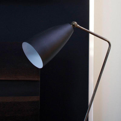 Le minimalisme intelligent définit la lampe sur pied Lucille en apportant une approche de design compact à l'éclairage au sol standard