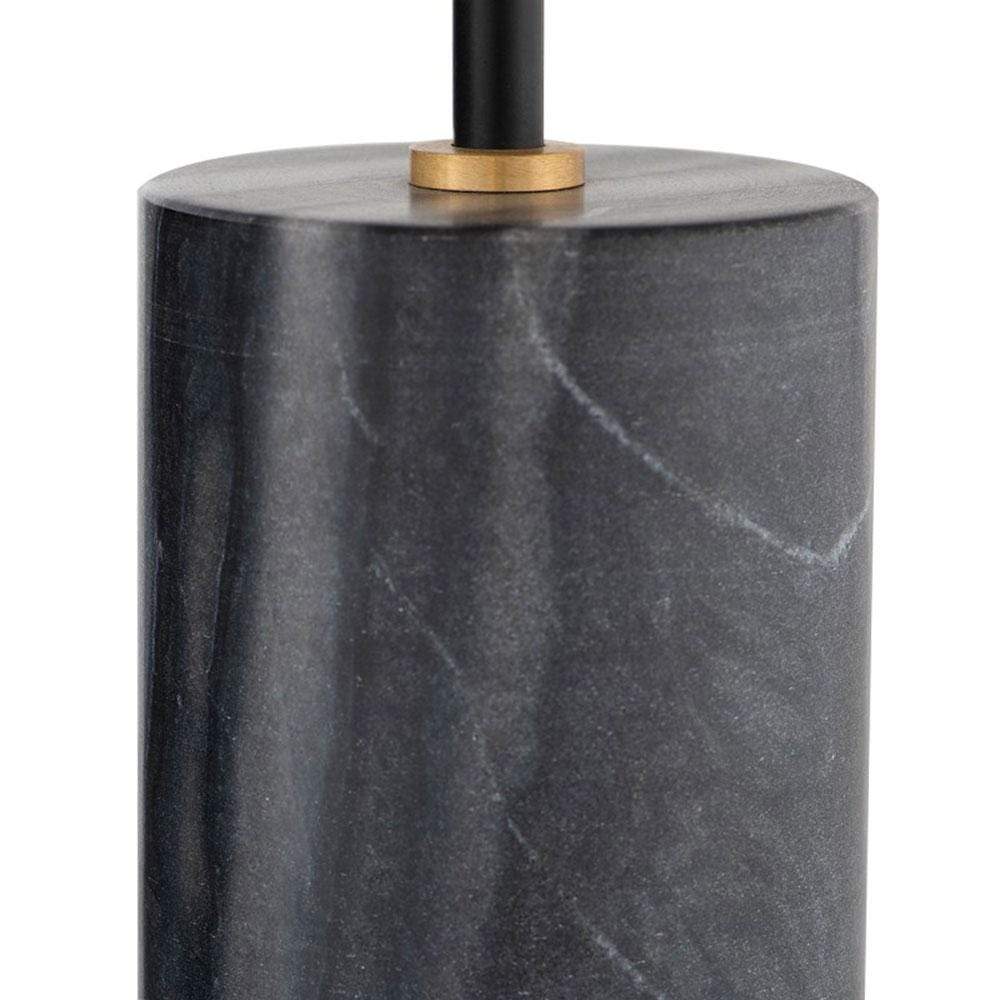Optez pour le raffinement avec la lampe Maddox : base cylindrique en marbre noir et nuance en laiton mat pour une touche de sophistication.