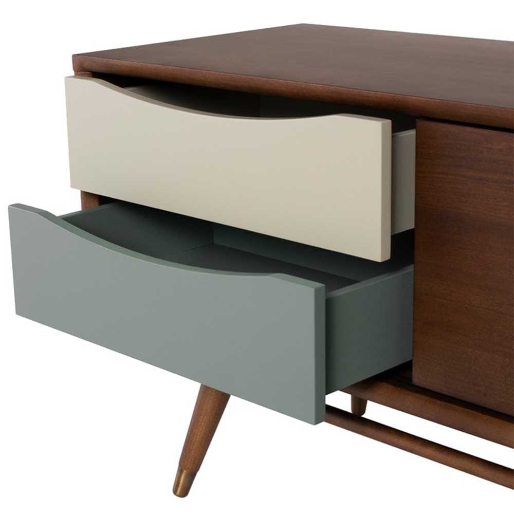Pratique, peu encombrant et multi-fonctions, le meuble TV Maarten se caractérise par l'aspect moderne et épuré de ses pieds effilés, son profil bas et ses portes coulissantes.