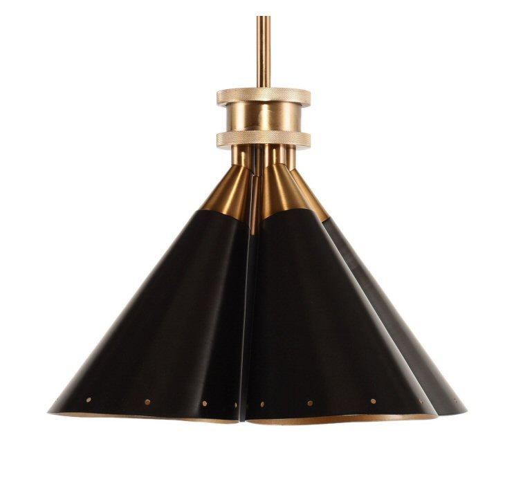 Lampe suspendue Prizia : une base luxueuse en laiton doré et des abat-jour en acier noir ondulé évoquant l'ère Art Déco, créant une dimension artistique et dynamique à votre espace.