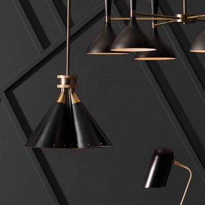 Le design de la lampe suspendue Prizia est à la fois simple mais complexe. Le tubulure de support en laiton doré cède la place à un cinq abat-jour en acier noir ondulé qui rappel fortement les tendance de la période Art Déco.
