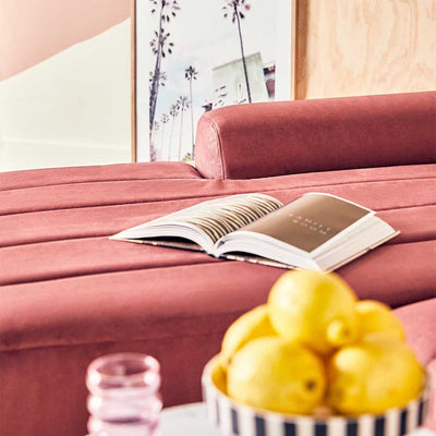 Fusion de style et de fonctionnalité : le sofa sectionnel Coraline de Nuevo combine un design luxueux avec une fonctionnalité exceptionnelle pour sublimer votre espace de vie.
