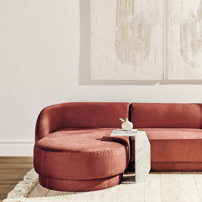Créez votre espace de détente idéal avec le sofa modulaire Seraphina de Nuevo. Sa modularité vous permet de personnaliser chaque configuration selon vos besoins.