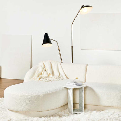 Le sofa modulaire Seraphina est fait pour se prélasser. Sa forme arrondie unique et ses courbes élégantes constituent un équilibre parfait entre confort et style contemporain.