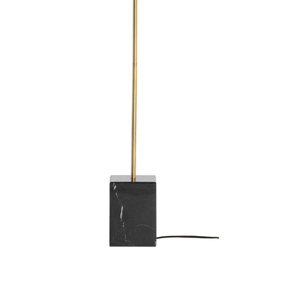 Lampe Slim de Nuevo : design dynamique et élancé, avec corps en laiton brossé pour une touche de sophistication et base en marbre noir pour une stabilité solide et une élégance intemporelle.