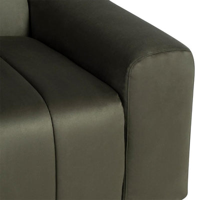 Découvrez le sofa Coraline de Nuevo pour une esthétique moderne et intemporelle. Parfait pour créer un espace de détente chic.