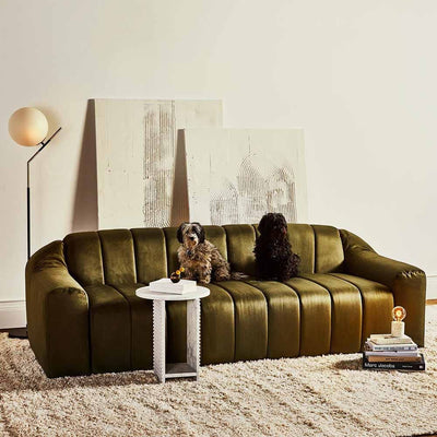 Faites une déclaration avec le sofa Coraline de Nuevo. Son cadre allongé, son design cannelé et son tissu pelucheux ajoutent de l'élégance à votre espace. Il est possible pour vous de compléter ce look avec le fauteuil du même nom.