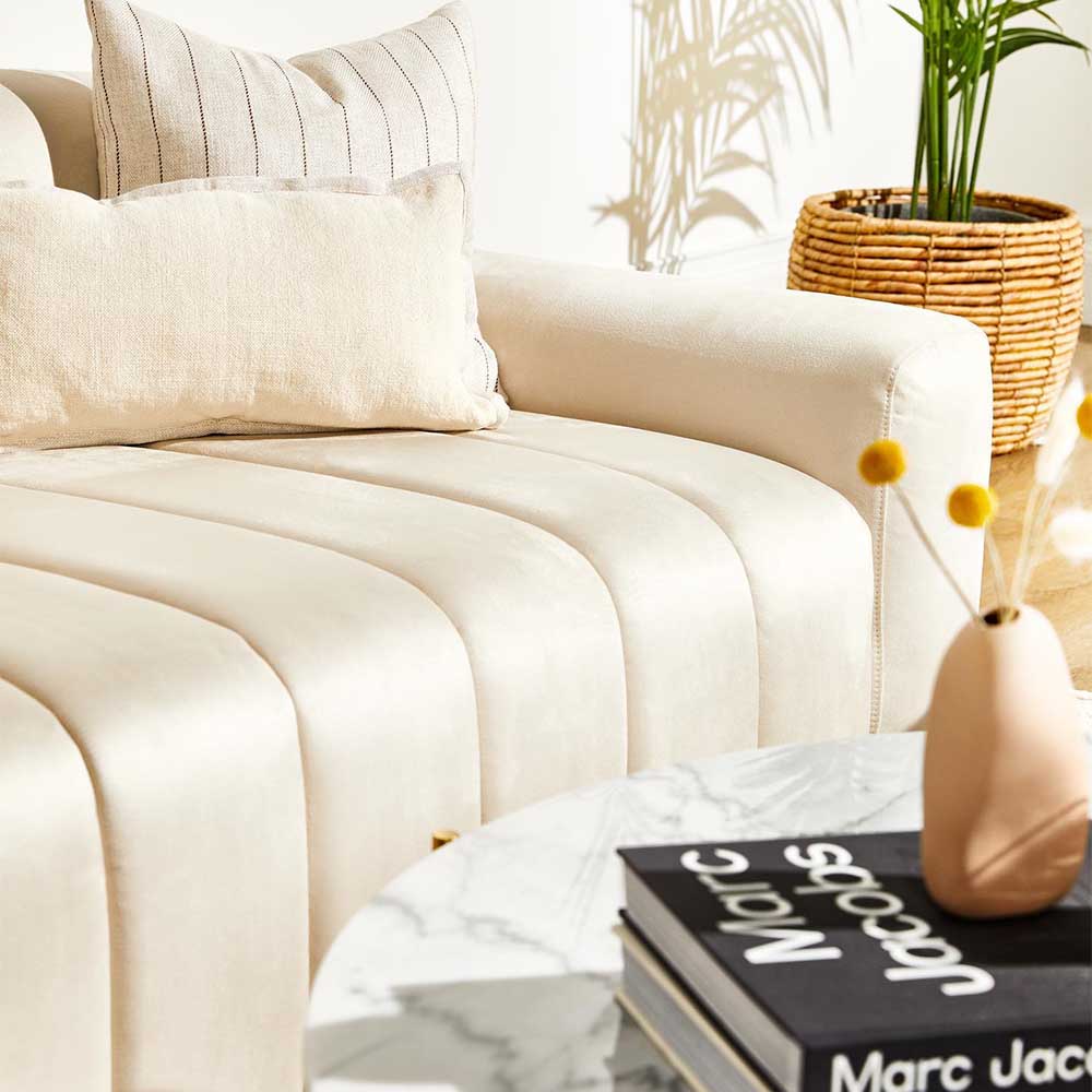 Faites une déclaration audacieuse avec le sofa Coraline de Nuevo. Élégant et sophistiqué, il apporte une touche de luxe à votre espace de vie.