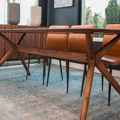 Alliant design moderne et vie rurale, la table Arcadia se distingue. Son bois de manguier est fini avec un produit d'étanchéité qui conserve la couleur riche et le grain unique inhérent à l'arbre