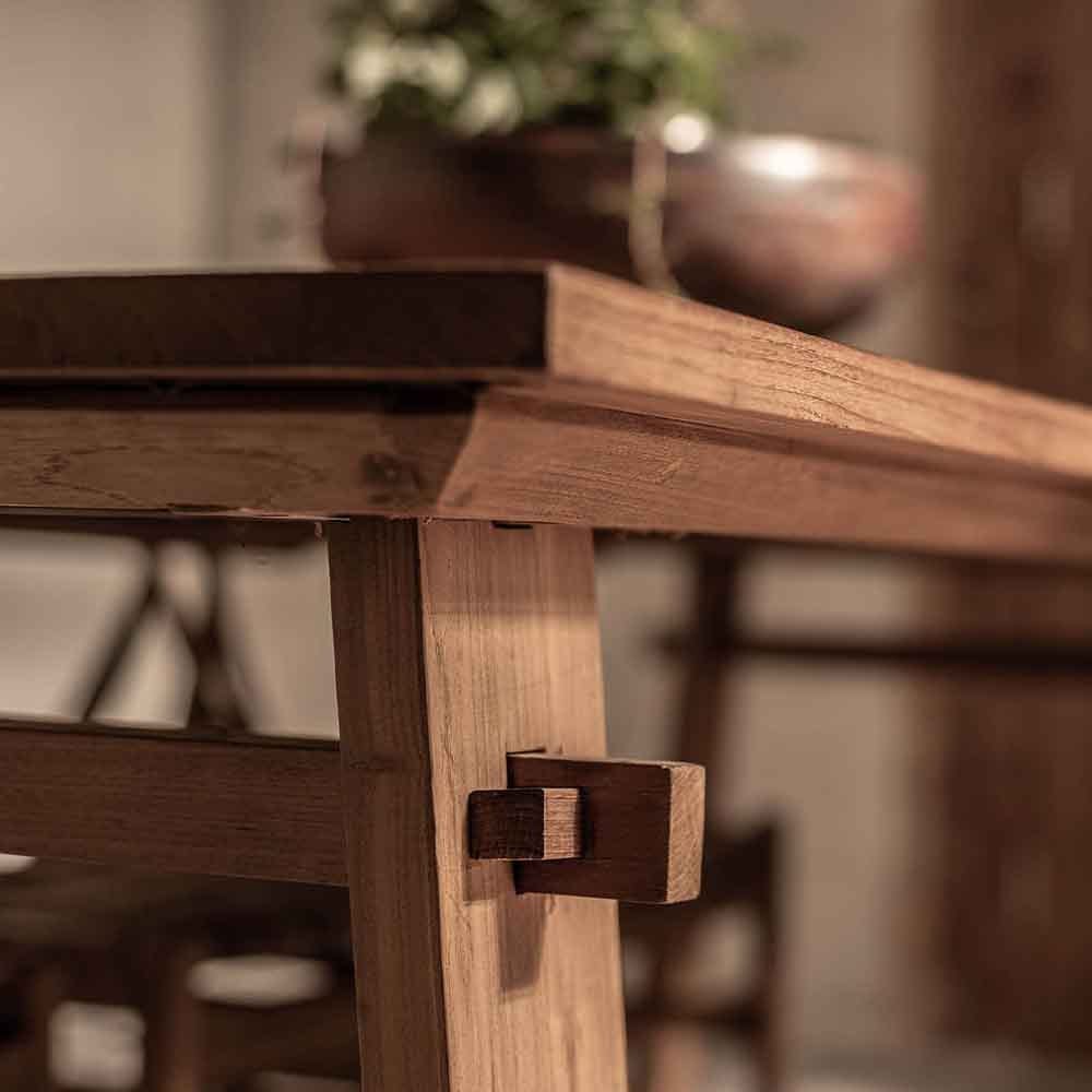 Style, histoire et durabilité se rejoignent ici. Cette table à dîner est fabriquée à partir de bois de teck provenant de structures désaffectées et récupérées dans l'est de Java. Le bois recyclé est solide, robuste et chargé de décennies