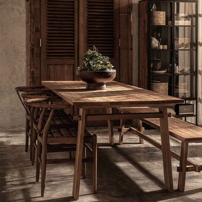 Artisan : Table à dîner en bois de teck récupéré, alliance de style, histoire et durabilité. Assemblée avec un savoir-faire javanais, transforme votre salle à manger en un lieu majestueux.
