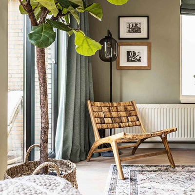 Le fauteuil Caterpillar incarne l'élégance insulaire avec sa structure en bois de teck récupéré et son siège en abaca tissé à la main. Une touche chaleureuse et organique pour votre espace.